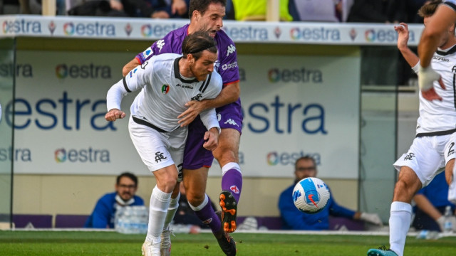 Foto LiveMedia/Fabio Fagiolini
Firenze, Italia, 31 ottobre 2021, SERIE A
ACF Fiorentina vs Spezia Calcio
Nella foto:
Giacomo Bonaventura (Fiorentina) contrastato da Simone Bastoni (Spezia)
LiveMedia - World Copyright